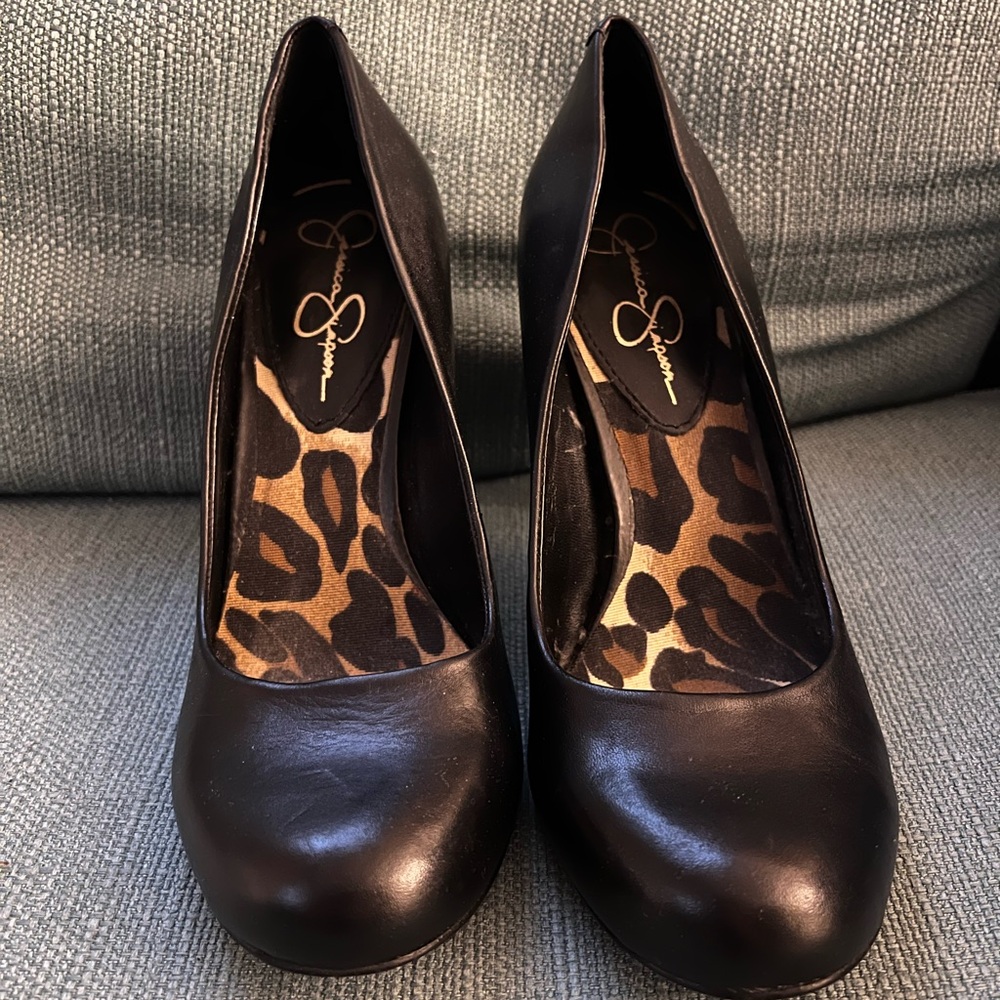 NEW Jessica Simpson rounded black leather pumps (without box)